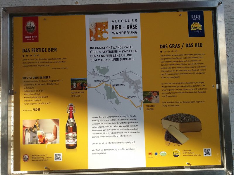 Informationsschild zur Bier-Käse Wanderung in Eisenberg. Enthält Text über die Veranstaltung, eine Karte und Logos von Partnern. Sichtbare Farben: Gelb, Orange, Grün.
